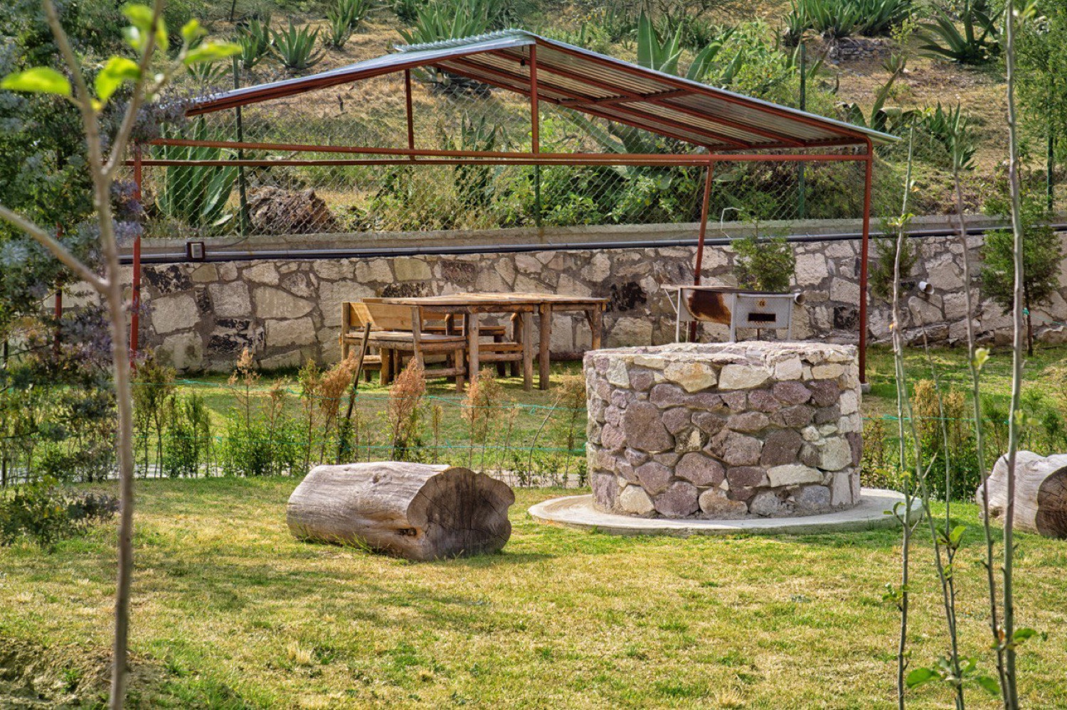 Redondel de fogata de piedra y área de parrilla