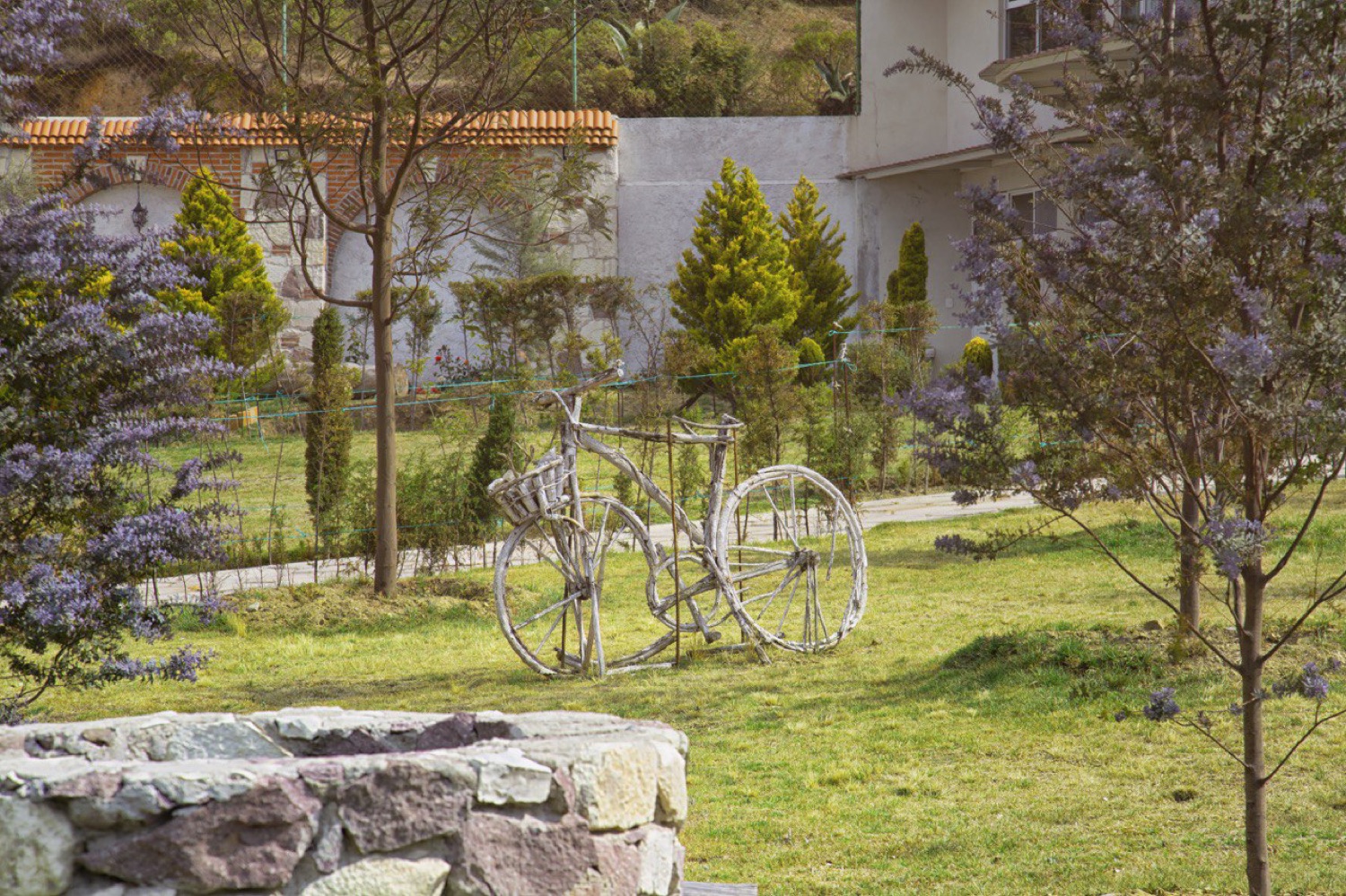 Jardín con lavanda y decoración rústica