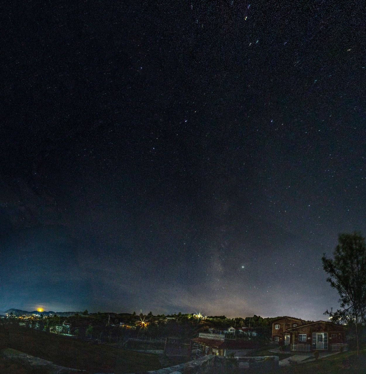 Cielo con Vía Láctea sobre las cabañas de Puerta del Viento